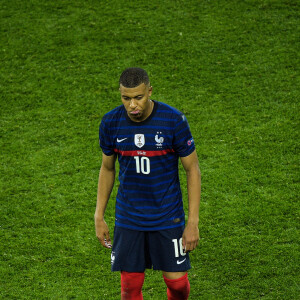 Deception des joueurs de l equipe de France - Kylian Mbappe ( 10 - France ) - Match de football de l'Euro 2020 : La France s'incline devant la Suisse après les tirs au but au stade Arena Nationala à Bucarest le 28 juin 2021. © Federico Pestellini / Panoramic / Bestimage 