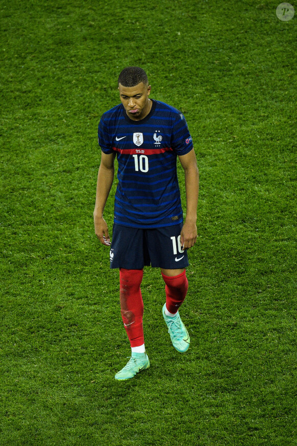 Deception des joueurs de l equipe de France - Kylian Mbappe ( 10 - France ) - Match de football de l'Euro 2020 : La France s'incline devant la Suisse après les tirs au but au stade Arena Nationala à Bucarest le 28 juin 2021. © Federico Pestellini / Panoramic / Bestimage 