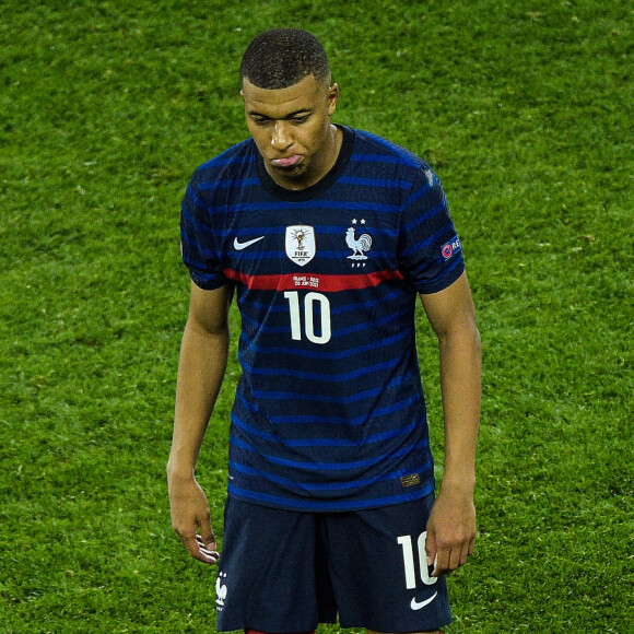 Deception des joueurs de l equipe de France - Kylian Mbappe ( 10 - France ) - Match de football de l'Euro 2020 : La France s'incline devant la Suisse après les tirs au but au stade Arena Nationala à Bucarest le 28 juin 2021. © Federico Pestellini / Panoramic / Bestimage 