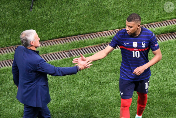 DECEPTION - 10 KYLIAN MBAPPE (FRA) - FAIR PLAY - DIDIER DESCHAMPS (SELECTIONNEUR FRANCE) - Match de football de l'Euro 2020 : La France s'incline devant la Suisse après les tirs au but au stade Arena Nationala à Bucarest le 28 juin 2021. © Anthony Bibard / FEP/Panoramic / Bestimage 