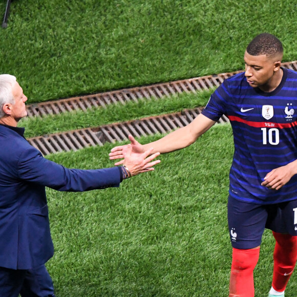DECEPTION - 10 KYLIAN MBAPPE (FRA) - FAIR PLAY - DIDIER DESCHAMPS (SELECTIONNEUR FRANCE) - Match de football de l'Euro 2020 : La France s'incline devant la Suisse après les tirs au but au stade Arena Nationala à Bucarest le 28 juin 2021. © Anthony Bibard / FEP/Panoramic / Bestimage 