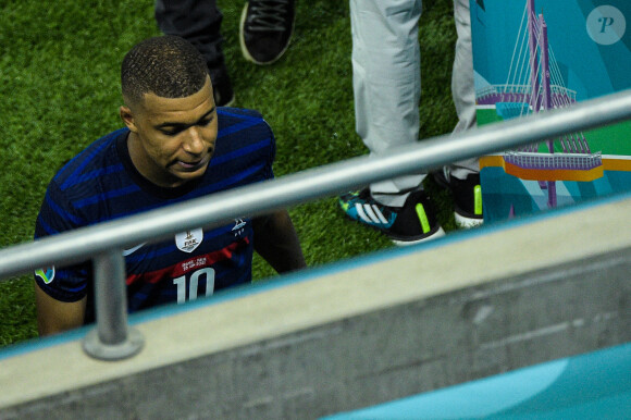 Deception des joueurs de l equipe de France - Kylian Mbappe ( 10 - France ) - Match de football de l'Euro 2020 : La France s'incline devant la Suisse après les tirs au but au stade Arena Nationala à Bucarest le 28 juin 2021. © Federico Pestellini / Panoramic / Bestimage 