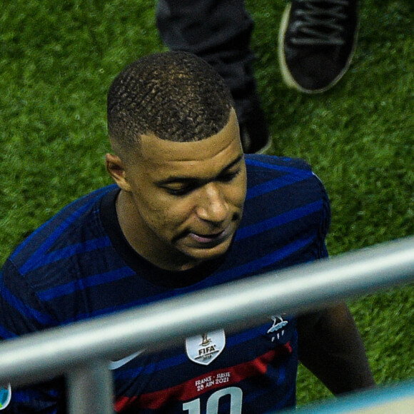 Deception des joueurs de l equipe de France - Kylian Mbappe ( 10 - France ) - Match de football de l'Euro 2020 : La France s'incline devant la Suisse après les tirs au but au stade Arena Nationala à Bucarest le 28 juin 2021. © Federico Pestellini / Panoramic / Bestimage 