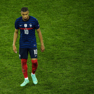 Deception des joueurs de l equipe de France - Kylian Mbappe ( 10 - France ) - Match de football de l'Euro 2020 : La France s'incline devant la Suisse après les tirs au but au stade Arena Nationala à Bucarest le 28 juin 2021. © Federico Pestellini / Panoramic / Bestimage 