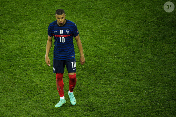 Deception des joueurs de l equipe de France - Kylian Mbappe ( 10 - France ) - Match de football de l'Euro 2020 : La France s'incline devant la Suisse après les tirs au but au stade Arena Nationala à Bucarest le 28 juin 2021. © Federico Pestellini / Panoramic / Bestimage 