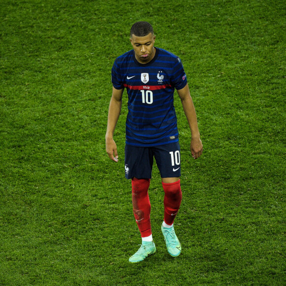 Deception des joueurs de l equipe de France - Kylian Mbappe ( 10 - France ) - Match de football de l'Euro 2020 : La France s'incline devant la Suisse après les tirs au but au stade Arena Nationala à Bucarest le 28 juin 2021. © Federico Pestellini / Panoramic / Bestimage 