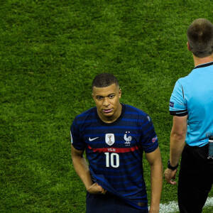 Deception des joueurs de l equipe de France - Kylian Mbappe ( 10 - France ) - Match de football de l'Euro 2020 : La France s'incline devant la Suisse après les tirs au but au stade Arena Nationala à Bucarest le 28 juin 2021. © Federico Pestellini / Panoramic / Bestimage 