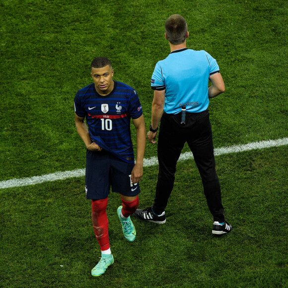 Deception des joueurs de l equipe de France - Kylian Mbappe ( 10 - France ) - Match de football de l'Euro 2020 : La France s'incline devant la Suisse après les tirs au but au stade Arena Nationala à Bucarest le 28 juin 2021. © Federico Pestellini / Panoramic / Bestimage 