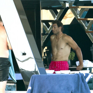 Rafael Nadal passe du bon temps avec des amis sur un yacht à Formentera, le 26 juin 2021.