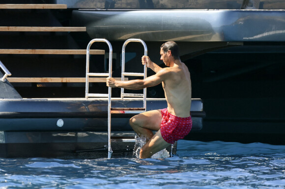 Rafael Nadal passe du bon temps avec des amis sur un yacht à Formentera, le 26 juin 2021.