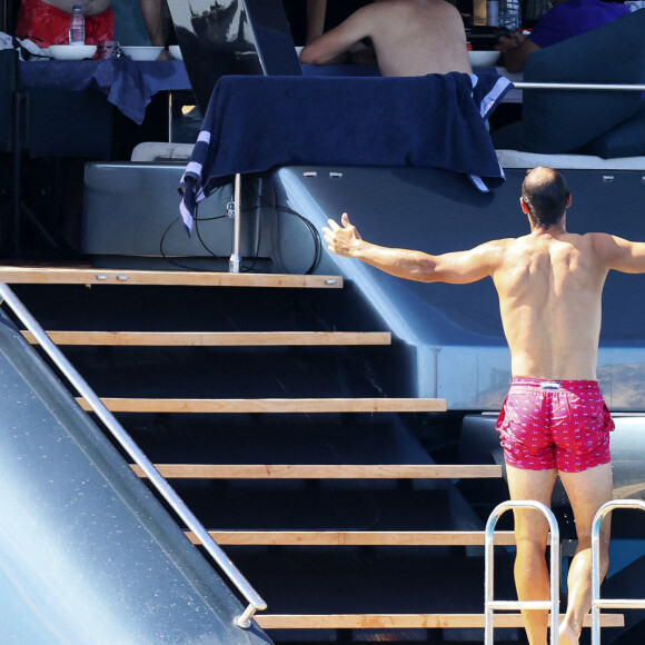 Rafael Nadal passe du bon temps avec des amis sur un yacht à Formentera, le 26 juin 2021.