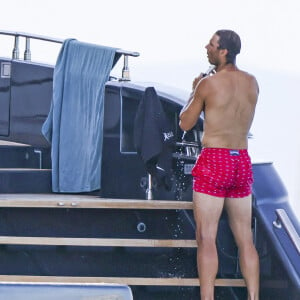 Rafael Nadal passe du bon temps avec des amis sur un yacht à Formentera, le 26 juin 2021.