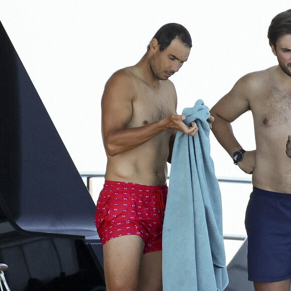 Rafael Nadal passe du bon temps avec des amis sur un yacht à Formentera, le 26 juin 2021.