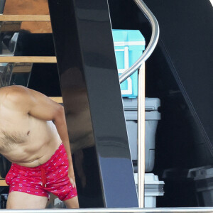 Rafael Nadal passe du bon temps avec des amis sur un yacht à Formentera, le 26 juin 2021.