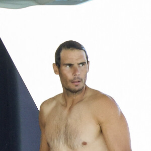 Rafael Nadal passe du bon temps avec des amis sur un yacht à Formentera, le 26 juin 2021.