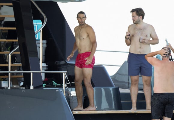 Rafael Nadal passe du bon temps avec des amis sur un yacht à Formentera.