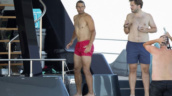 Rafael Nadal prend du bon temps à Ibiza : détente et baignade sur son luxueux yacht