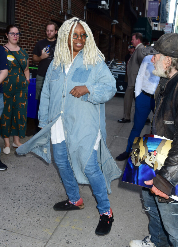 Whoopi Goldberg arbore une nouvelle coiffure africaine blonde platine à son arrivée à l'émission The Late Show avec Stephen Colbert à New York, le 24 septembre 2019 © CPA/Bestimage