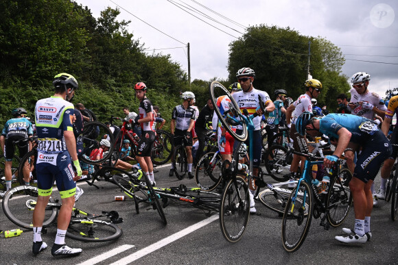 Chute collective - Le Français Julian Alaphilippe remporte la première étape du Tour de France à Landerneau, le 26 juin 2021. @ Photo News / Panoramic / Bestimage