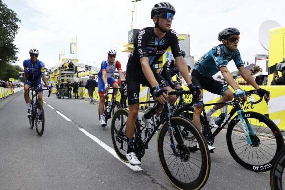 Equipe DSM - Le Français Julian Alaphilippe remporte la première étape du Tour de France à Landerneau, le 26 juin 2021.