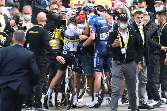 Le Français Julian Alaphilippe remporte la première étape du Tour de France à Landerneau, le 26 juin 2021.