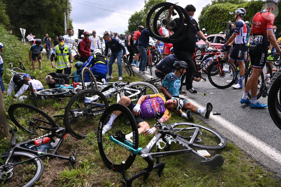 Kristian Sbaragli - Chute collective lors de la première étape du Tour de France à Landerneau. @ Photo News / Panoramic / Bestimage