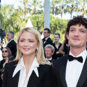 Virginie Efira et son compagnon Niels Schneider - Montée des marches du film "Hors Normes" pour la clôture du 72e Festival de Cannes. Le 25 mai 2019. © Borde / Bestimage