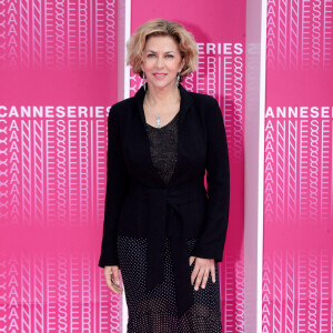 Corinne Touzet durant le "Pink Carpet" des séries "Aqui En La Tierra" et "Cacciatore The Hunter" lors du festival "Canneseries" à Cannes, le 9 avril 2018. © Rachid Bellak/Bestimage 