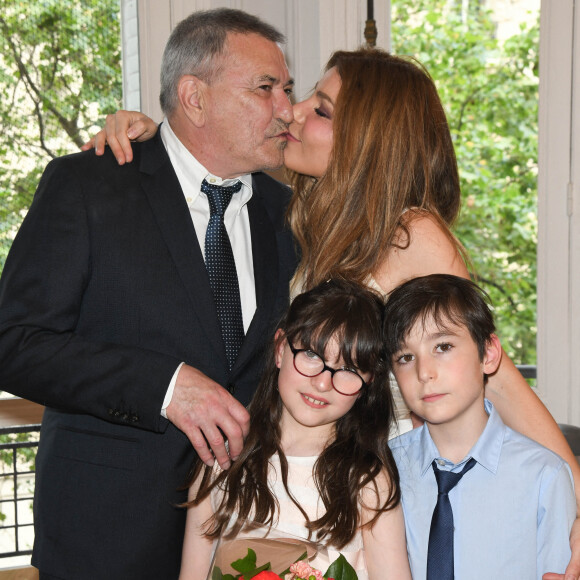 Jean-Marie Bigard, sa femme Lola Marois et leurs enfants Bella et Jules - Jean-Marie Bigard et Lola Marois lors de la cérémonie oecuménique à l'occasion du renouvellement de leurs voeux pour leur 10 ans de mariage. Le 27 mai 2021 © Coadic Guirec / Bestimage