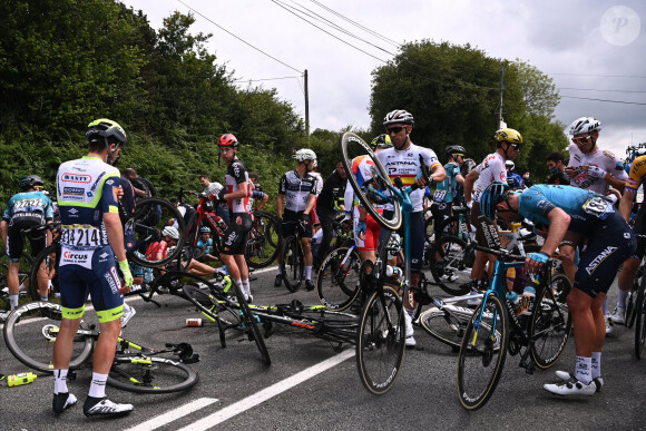 Chute lors de la première étape du Tour de France à Landerneau, le 26 juin 2021. Photo News / Panoramic / Bestimage