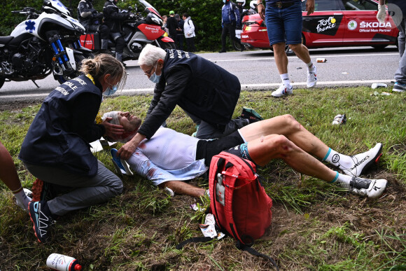 Chute lors de la première étape du Tour de France à Landerneau, le 26 juin 2021. Photo News / Panoramic / Bestimage
