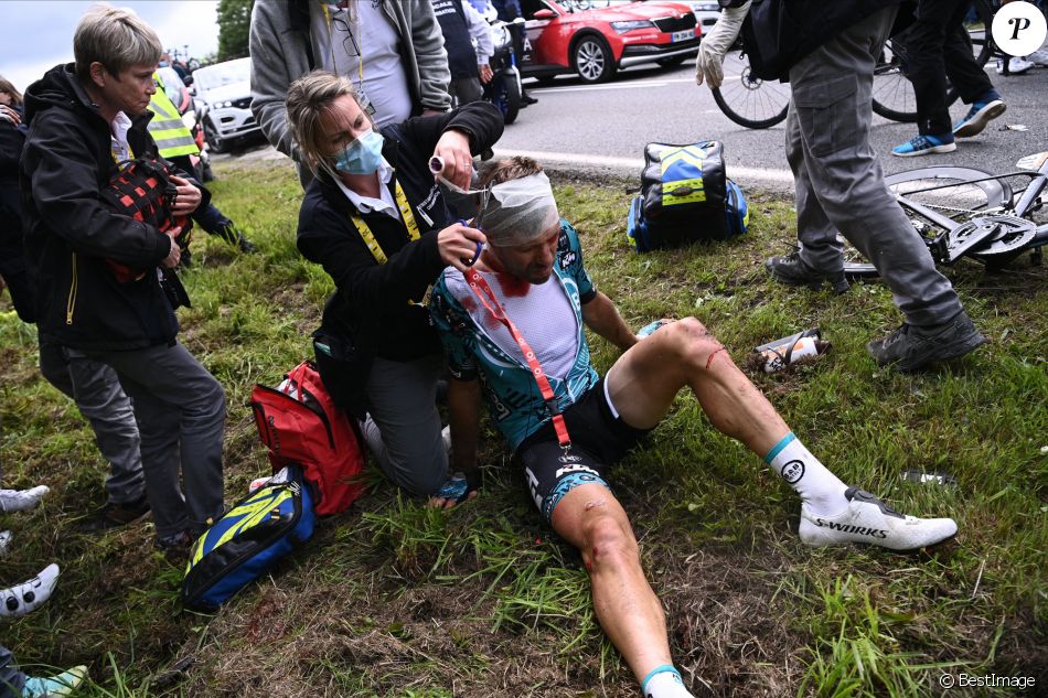 Chute au Tour de France  la direction prend une décision forte à l