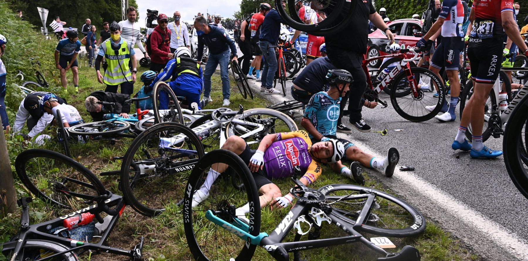 Chute au Tour de France  la direction prend une décision forte à l