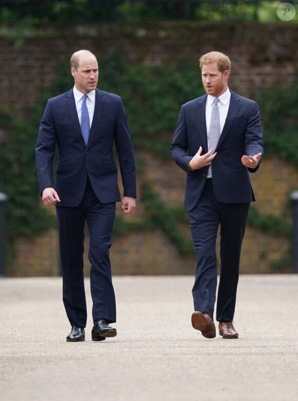 Le prince William, duc de Cambridge, et son frère Le prince Harry, duc de Sussex, se retrouvent à l'inauguration de la statue de leur mère, la princesse Diana dans les jardins de Kensington Palace à Londres, le 1er juillet 2021. Ce jour-là, la princesse Diana aurait fêté son 60 ème anniversaire.