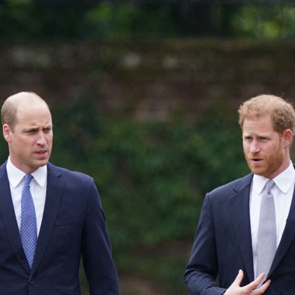 Le prince William, duc de Cambridge, et son frère Le prince Harry, duc de Sussex, se retrouvent à l'inauguration de la statue de leur mère, la princesse Diana dans les jardins de Kensington Palace à Londres, le 1er juillet 2021. Ce jour-là, la princesse Diana aurait fêté son 60 ème anniversaire.