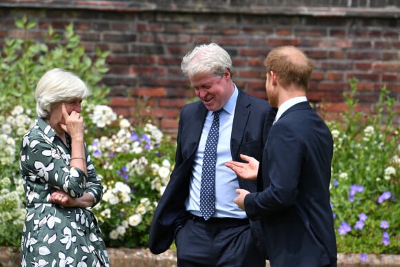 Le prince Harry avec son oncle Charles Spencer et sa tante Lady Jane Fellowes, le frère et la soeur de Diana - Inauguration de la statue de la princesse Diana dans les jardins de Kensington Palace à Londres, le 1er juillet 2021. Ce jour-là, la princesse Diana aurait fêté son 60 ème anniversaire.
