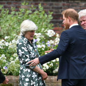 Le prince Harry avec son oncle Charles Spencer et sa tante Lady Jane Fellowes, le frère et la soeur de Diana - Inauguration de la statue de la princesse Diana dans les jardins de Kensington Palace à Londres, le 1er juillet 2021. Ce jour-là, la princesse Diana aurait fêté son 60 ème anniversaire.