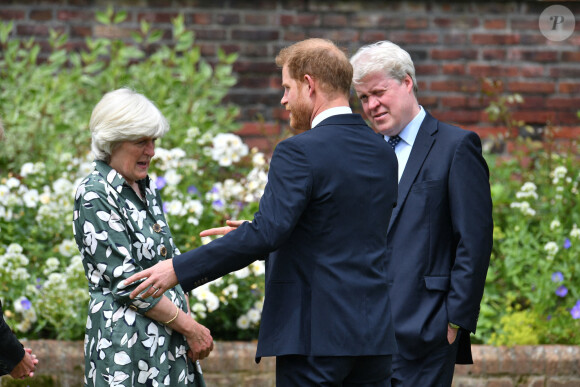 Le prince Harry avec son oncle Charles Spencer et sa tante Lady Jane Fellowes, le frère et la soeur de Diana - Inauguration de la statue de la princesse Diana dans les jardins de Kensington Palace à Londres, le 1er juillet 2021. Ce jour-là, la princesse Diana aurait fêté son 60 ème anniversaire.