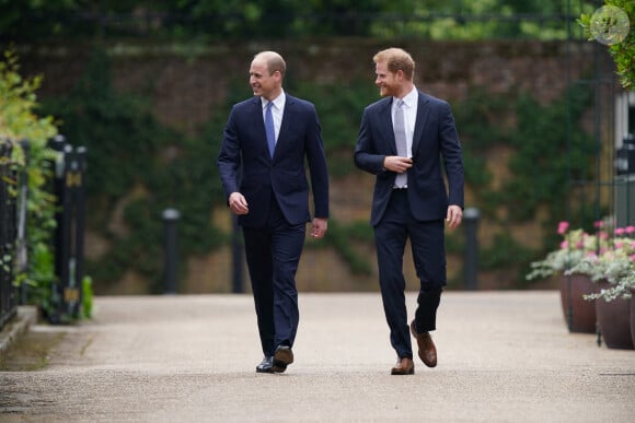 Le prince William, duc de Cambridge, et son frère Le prince Harry, duc de Sussex, se retrouvent à l'inauguration de la statue de leur mère, la princesse Diana dans les jardins de Kensington Palace à Londres, le 1er juillet 2021. Ce jour-là, la princesse Diana aurait fêté son 60 ème anniversaire.