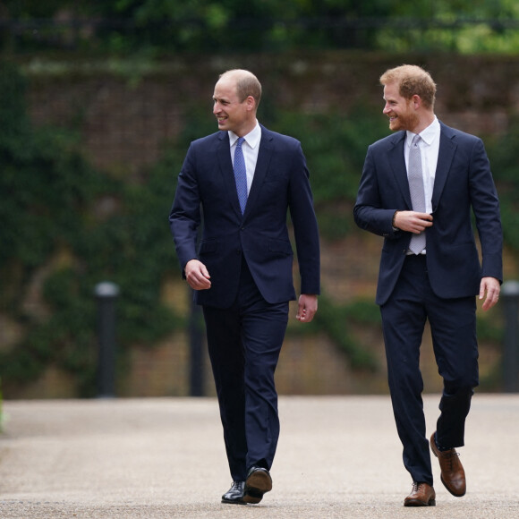 Le prince William, duc de Cambridge, et son frère Le prince Harry, duc de Sussex, se retrouvent à l'inauguration de la statue de leur mère, la princesse Diana dans les jardins de Kensington Palace à Londres, le 1er juillet 2021. Ce jour-là, la princesse Diana aurait fêté son 60 ème anniversaire.