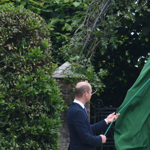 Le prince William, duc de Cambridge, et son frère Le prince Harry, duc de Sussex, se retrouvent à l'inauguration de la statue de leur mère, la princesse Diana dans les jardins de Kensington Palace à Londres, le 1er juillet 2021. Ce jour-là, la princesse Diana aurait fêté son 60 ème anniversaire.