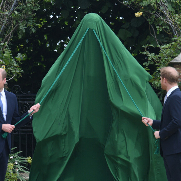 Le prince William, duc de Cambridge, et son frère Le prince Harry, duc de Sussex, se retrouvent à l'inauguration de la statue de leur mère, la princesse Diana dans les jardins de Kensington Palace à Londres, le 1er juillet 2021. Ce jour-là, la princesse Diana aurait fêté son 60 ème anniversaire.