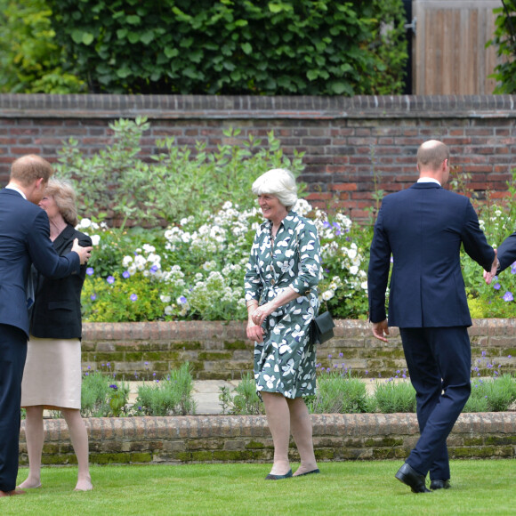 Le prince William, duc de Cambridge, et son frère Le prince Harry, duc de Sussex, se retrouvent à l'inauguration de la statue de leur mère, la princesse Diana dans les jardins de Kensington Palace à Londres, le 1er juillet 2021. Ce jour-là, la princesse Diana aurait fêté son 60 ème anniversaire. Jane Fellowes, Sarah McCorquodale et Charles Spencer, les soeurs et le frère de Lady Di, étaient présents.