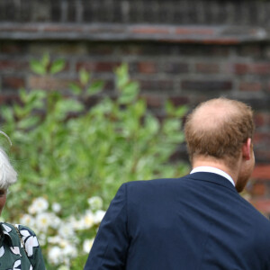 Le prince William, duc de Cambridge, et son frère le prince Harry, duc de Sussex, se retrouvent à l'inauguration de la statue de leur mère, la princesse Diana dans les jardins de Kensington Palace à Londres, le 1er juillet 2021. Ce jour-là, la princesse Diana aurait fêté son 60 ème anniversaire. Jane Fellowes, Sarah McCorquodale et Charles Spencer, les soeurs et le frère de Lady Di, étaient présents.