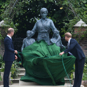 Le prince William, duc de Cambridge, et son frère Le prince Harry, duc de Sussex, se retrouvent à l'inauguration de la statue de leur mère, la princesse Diana dans les jardins de Kensington Palace à Londres, le 1er juillet 2021. Ce jour-là, la princesse Diana aurait fêté son 60 ème anniversaire.