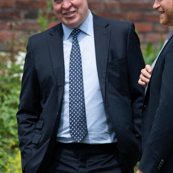 Le prince Harry et son oncle Charles Spencer - Inauguration de la statue de la princesse Diana dans les jardins de Kensington Palace à Londres, le 1er juillet 2021. Ce jour-là, la princesse Diana aurait fêté son 60 ème anniversaire.