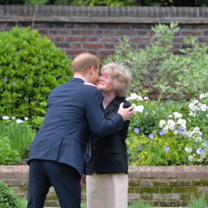 Le prince William, duc de Cambridge, et son frère le prince Harry, duc de Sussex, se retrouvent à l'inauguration de la statue de leur mère, la princesse Diana dans les jardins de Kensington Palace à Londres, le 1er juillet 2021. Ce jour-là, la princesse Diana aurait fêté son 60 ème anniversaire. Jane Fellowes, Sarah McCorquodale et Charles Spencer, les soeurs et le frère de Lady Di, étaient présents.