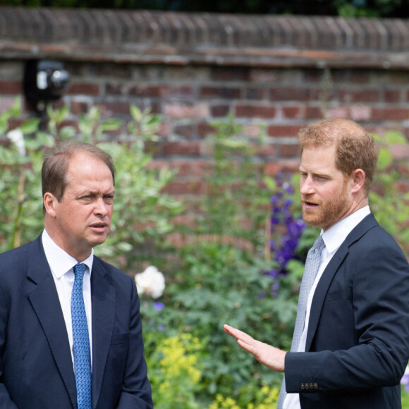 Le prince William, duc de Cambridge, et son frère Le prince Harry, duc de Sussex, se retrouvent à l'inauguration de la statue de leur mère, la princesse Diana dans les jardins de Kensington Palace à Londres, le 1er juillet 2021. Ce jour-là, la princesse Diana aurait fêté son 60 ème anniversaire.