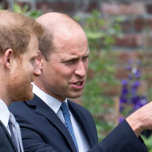 Le prince William, duc de Cambridge, et son frère Le prince Harry, duc de Sussex, se retrouvent à l'inauguration de la statue de leur mère, la princesse Diana dans les jardins de Kensington Palace à Londres, le 1er juillet 2021. Ce jour-là, la princesse Diana aurait fêté son 60 ème anniversaire.