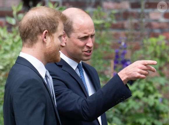 Le prince William, duc de Cambridge, et son frère Le prince Harry, duc de Sussex, se retrouvent à l'inauguration de la statue de leur mère, la princesse Diana dans les jardins de Kensington Palace à Londres, le 1er juillet 2021. Ce jour-là, la princesse Diana aurait fêté son 60 ème anniversaire.